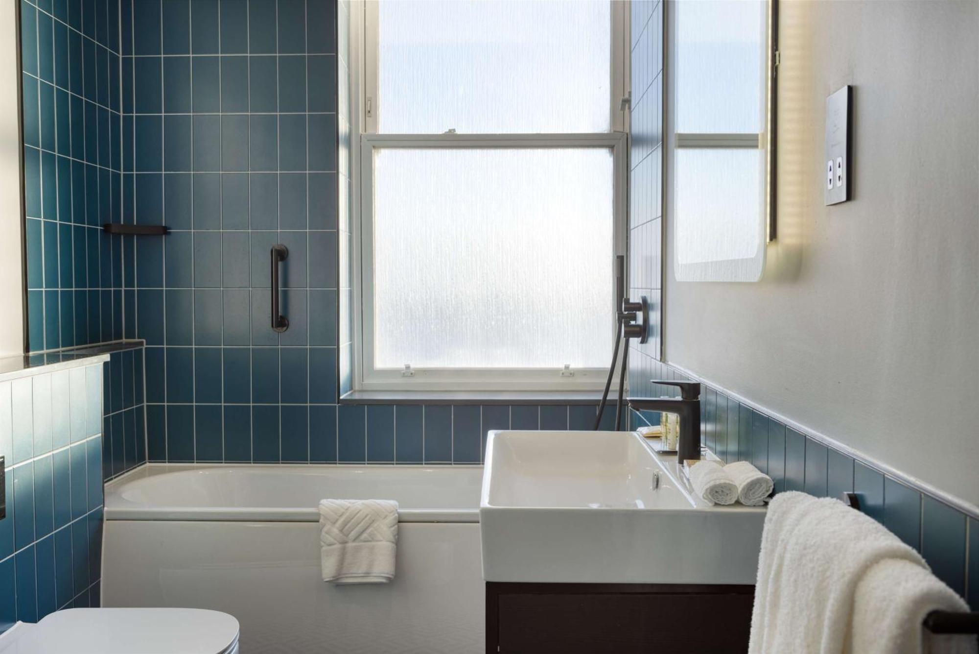One-Bedroom King Suite Sea View