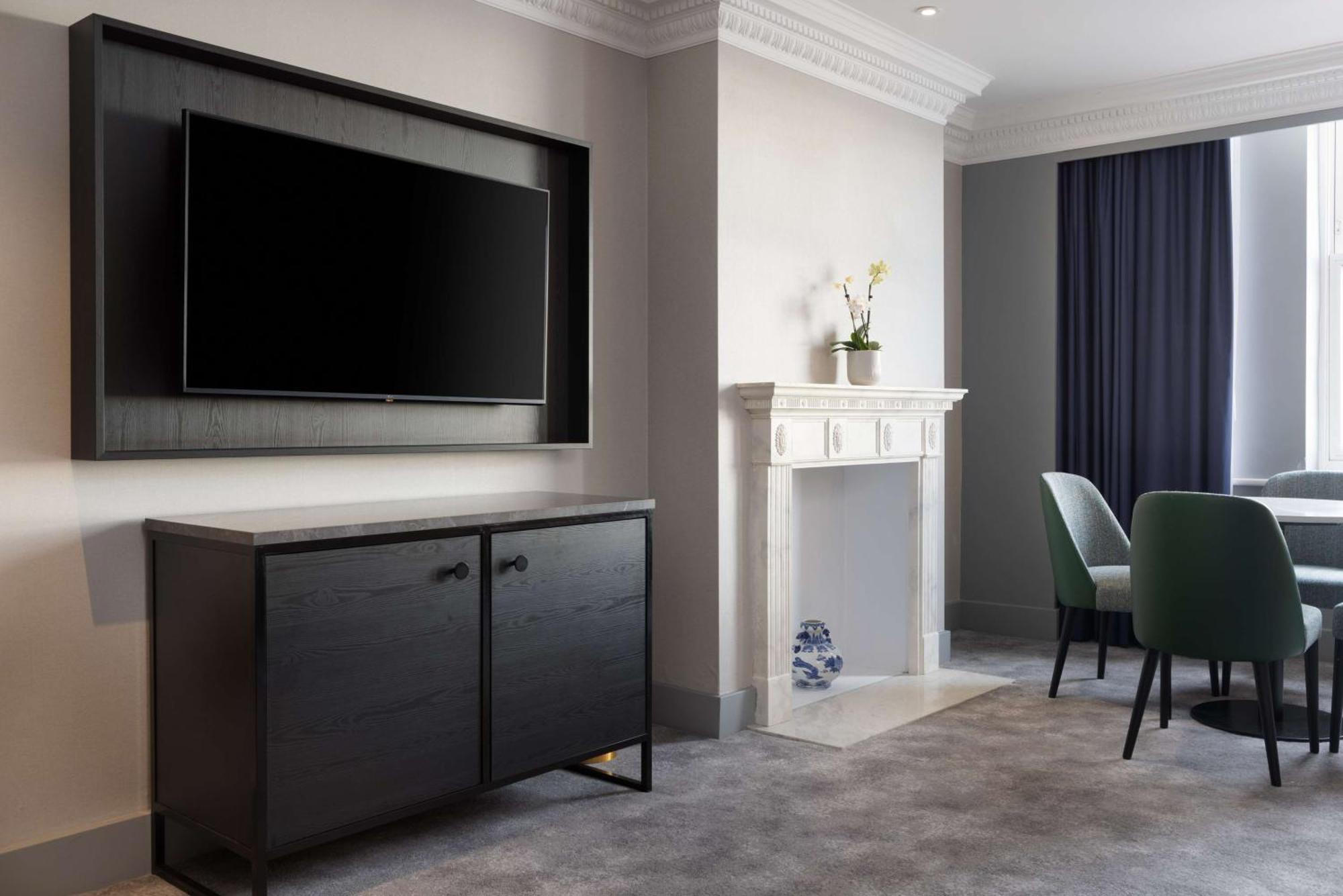 One-Bedroom King Suite Sea View